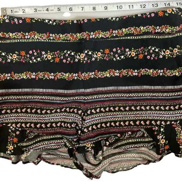 Loft floral shorts. These shorts have a ruffled hem. Size 6.  NWT - Picture 3 of 6